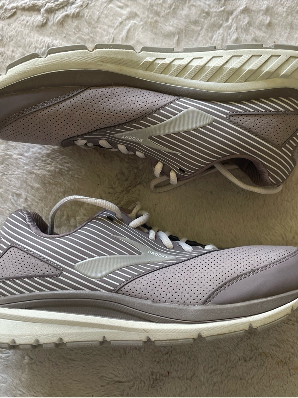 Brooks Gray and White Women's walking comfort Shoes size 9.5 wide